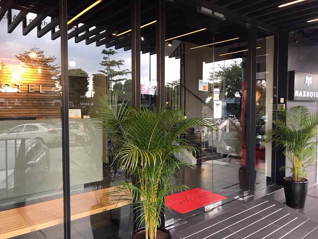 MAX Hotel Subang Jaya Bagian luar foto